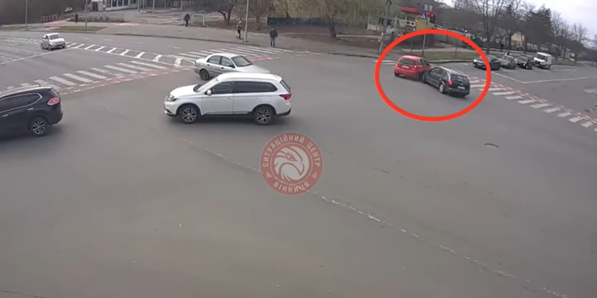 Аварія у Вінниці: чоловік "вискочив" на червоне світло та протаранив авто