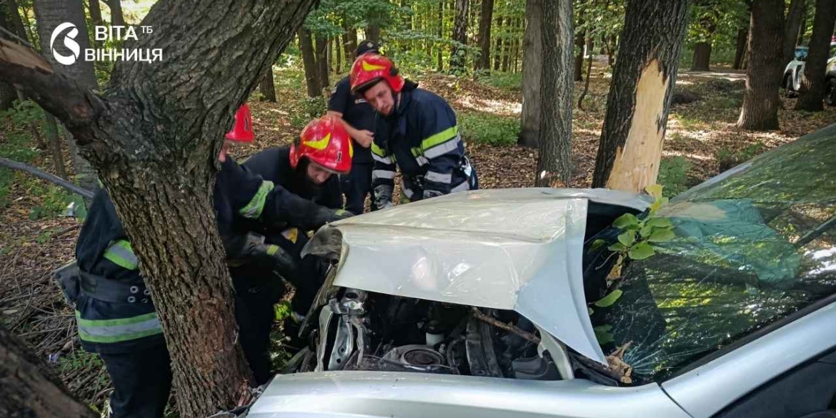 Аварія на Львівському шосе у Вінниці автівка злетіла у кювет, водія госпіталізували