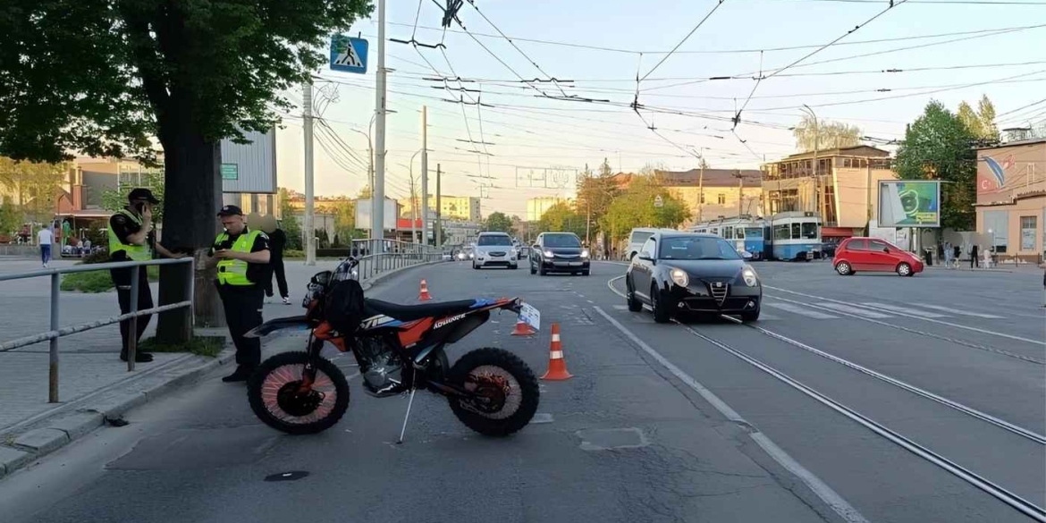 Аварія на нерегульованому переході у Вінниці госпіталізували жінку після наїзду мотоцикла