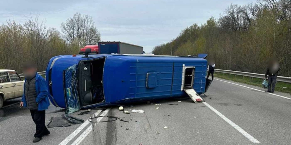 Аварія на трасі М-30 шістьох людей госпіталізували після масштабної ДТП під Вінницею