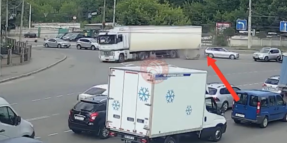 Аварія у Вінниці не розминулися вантажівка та легковик BMW