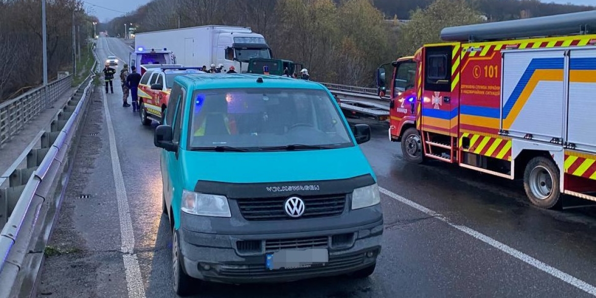 Аварія на об'їзній у Вінниці - зіткнулись три автомобілі та евакуатор
