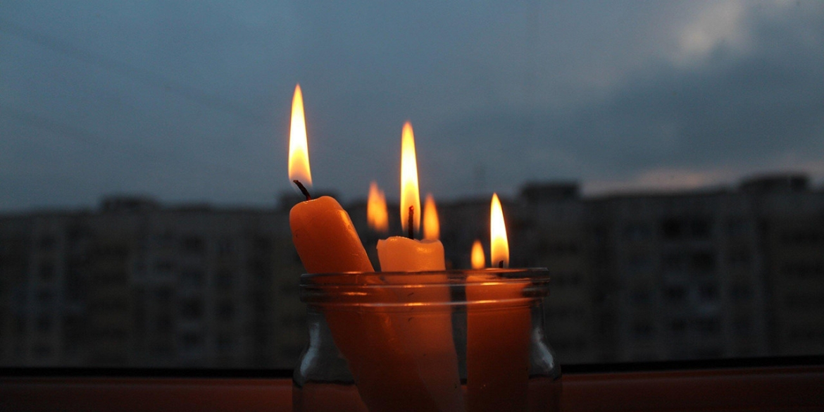 Аварійні відключення світла запровадили по всій Україні, є влучання в енергооб’єкти 
