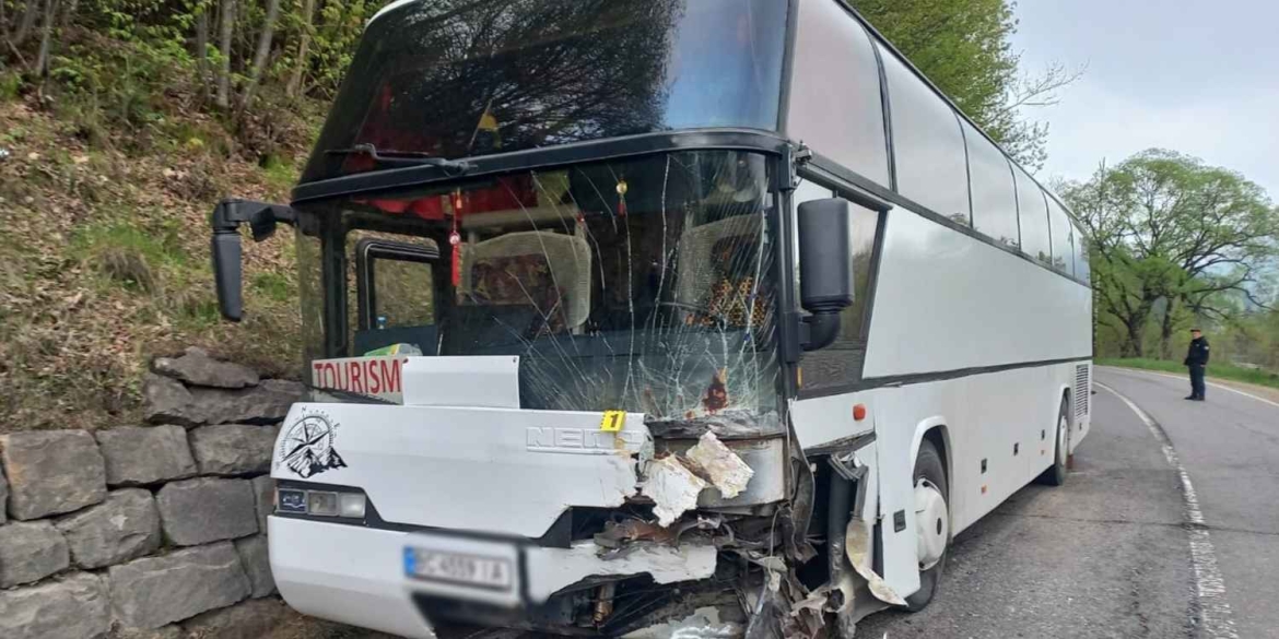 Автівка з вінничанами злетіла у Прут подробиці аварії з туристичним автобусом у Карпатах