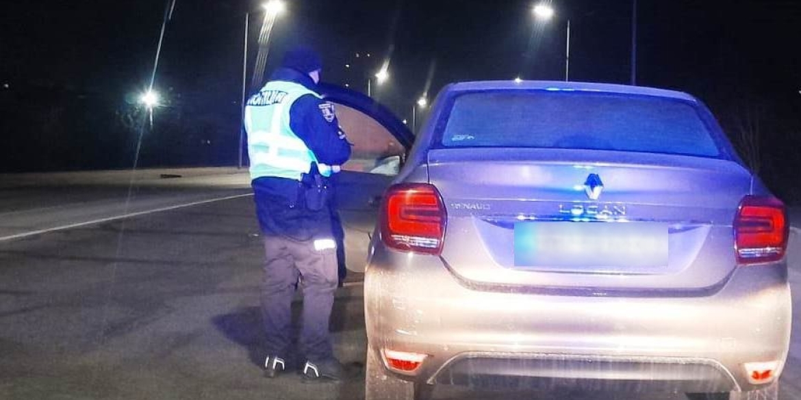Авто - в розшуку, а водій - п'яний: у Вінниці патрульні зупинили Renault Logan