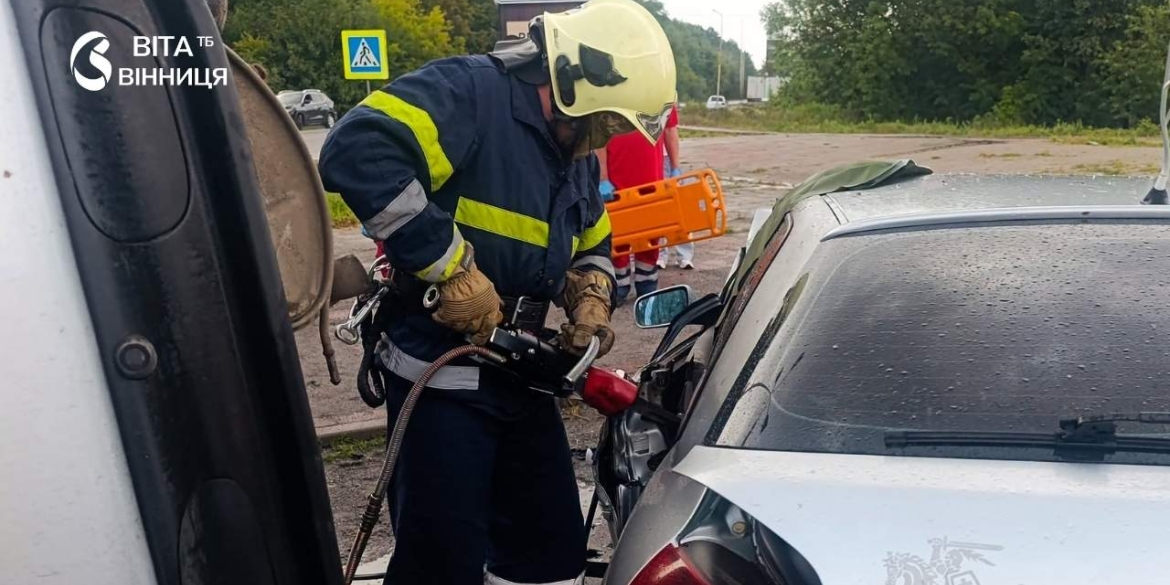 Авто зіткнулися під Вінницею рятувальники визволяли постраждалу з понівеченої машини