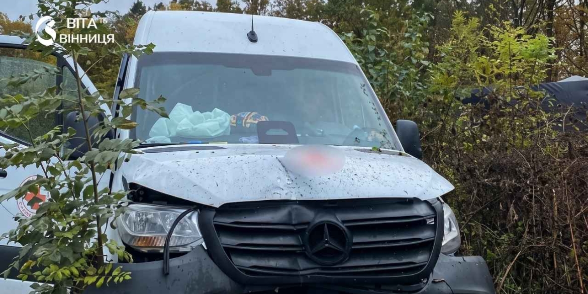 Авто злетіло у кювет і врізалось у електроконструкцію біля Гайсина троє пасажирів у лікарні