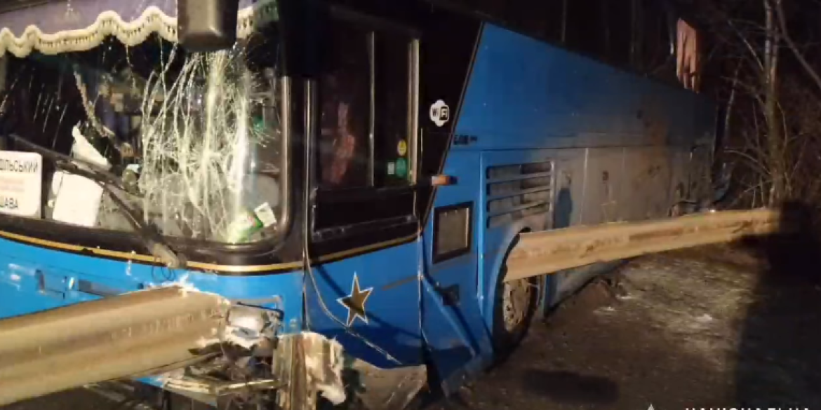 Автобус “Могилів-Подільський — Варшава” зіткнувся з відбійником