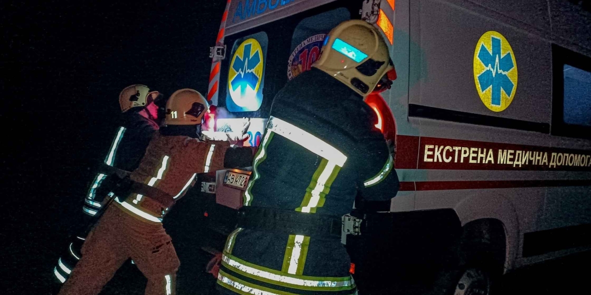 Автомобіль екстреної медичної допомоги загруз на грунтовій дорозі у Вінниччині