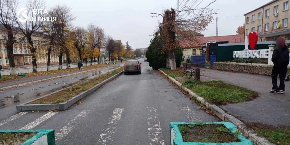 Автомобіль Kia біля проїзної частини у Погребищі, де з'ясовують обставини наїзду на пішохідку