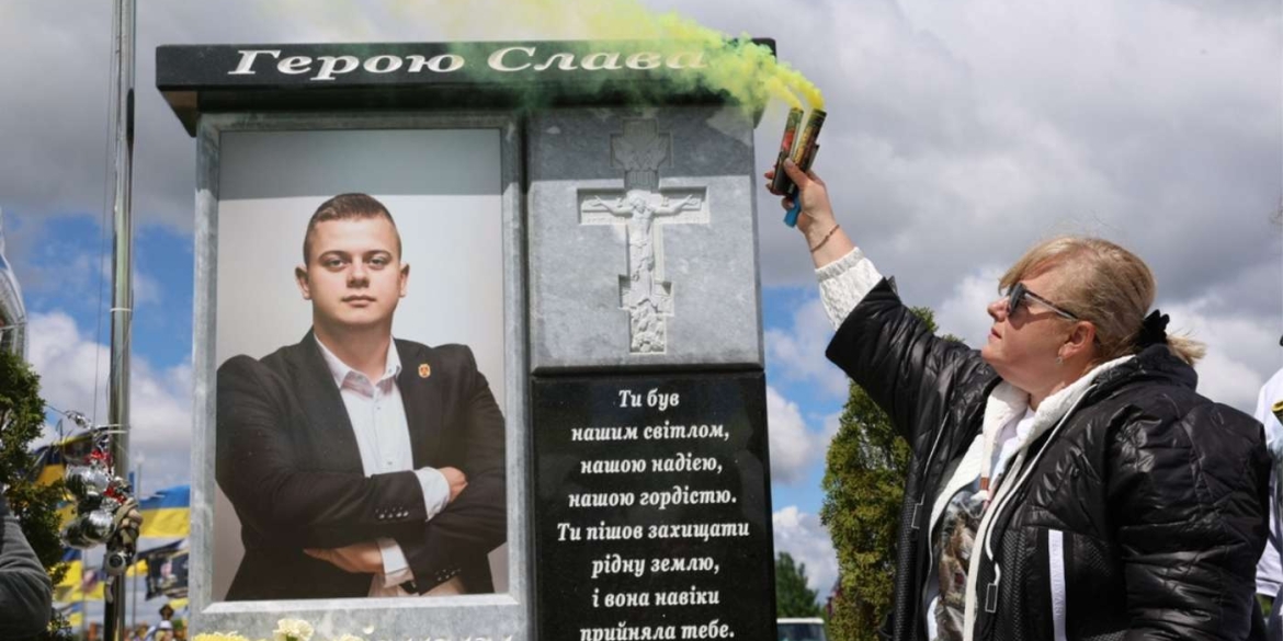 Автопробіг та море квітів зворушливе вшанування пам’яті молодого бійця «Люті» у Вінниці