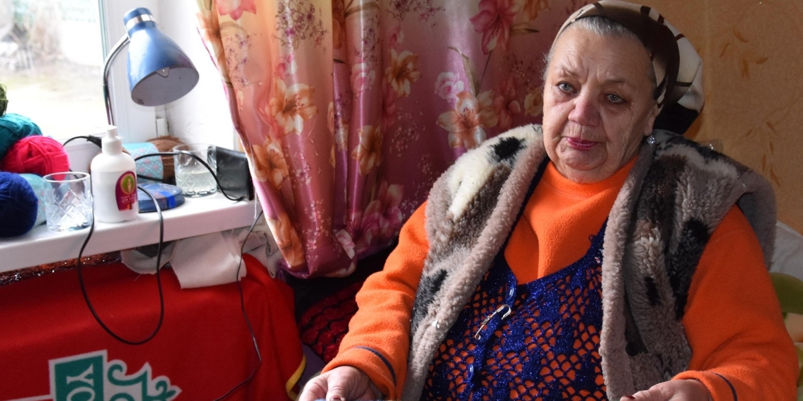 Бабуся із Якушинецької громади в'яже теплі шкарпетки для захисників