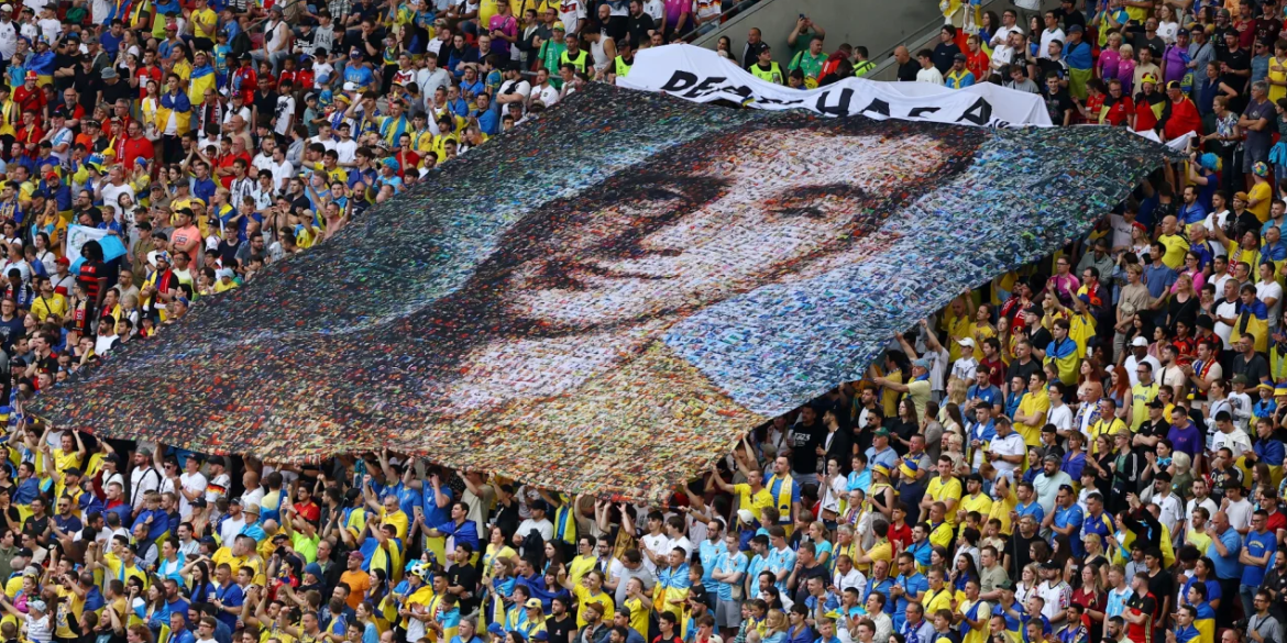 Банер з "Грінкою" розгорнули вболівальники під час матчу Україна-Бельгія на "Євро 2024"