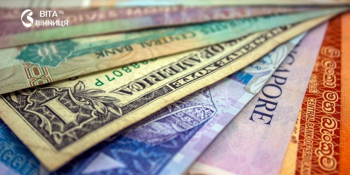 Банкноти гривні, долара США та євро під час підрахунку курсу валют