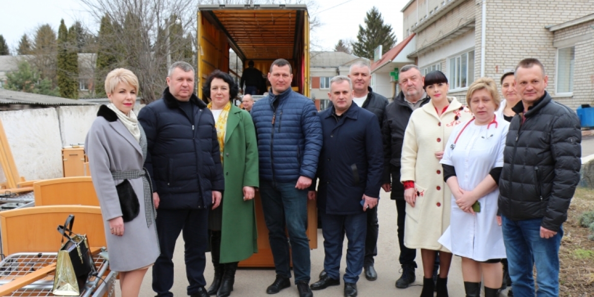 Барська лікарня отримала медичні меблі від Гуманітарного штабу