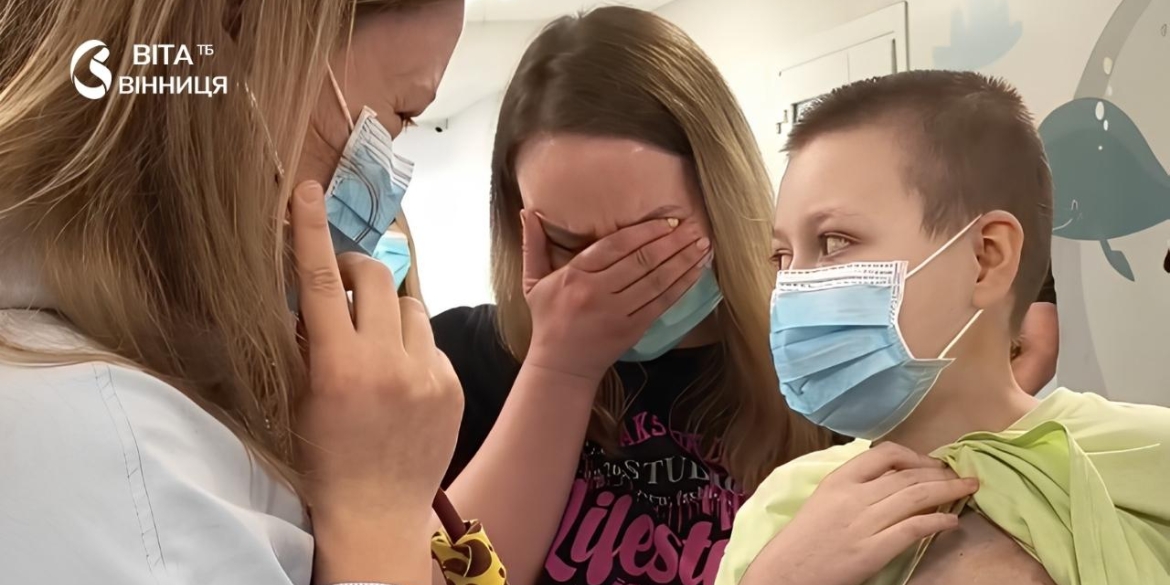 Батьки загиблої в ДТП дівчинки зустрілися з хлопчиком з Вінниччини, якому врятували життя