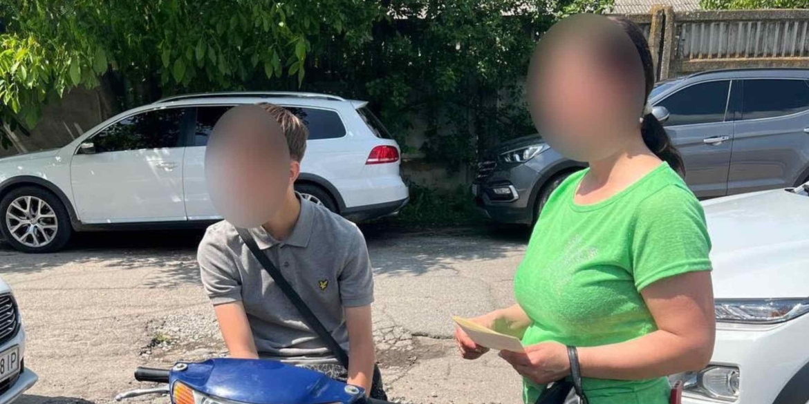 Без прав і без шолома у Вінниці зупинили 15-річного водія скутера