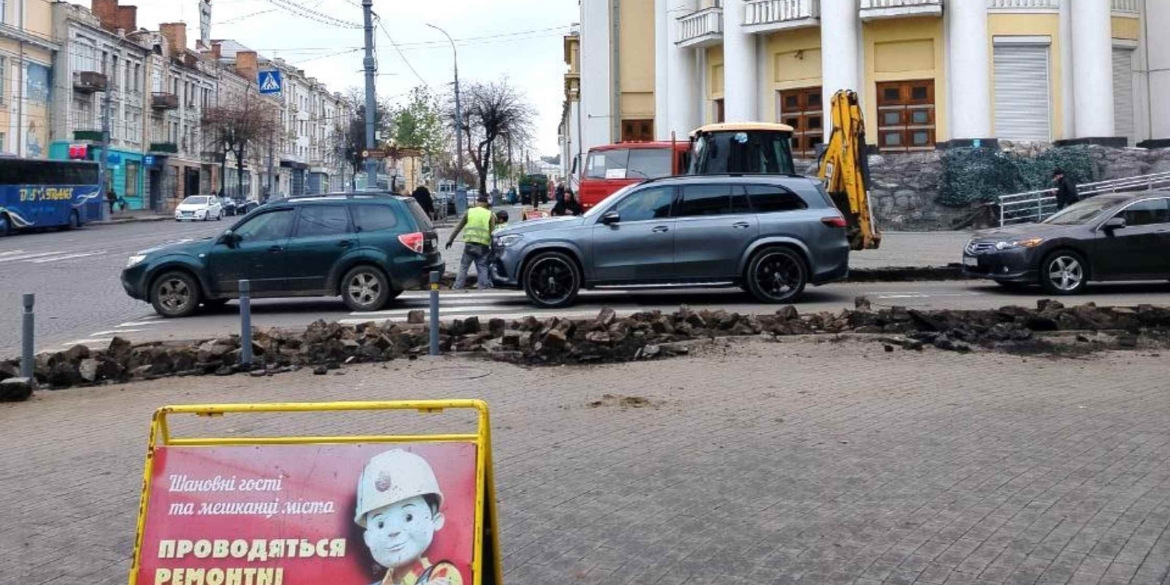 Безбар'єрний маршрут у Вінниці стартував другий етап робіт на розі вул.Соборної та Артинова