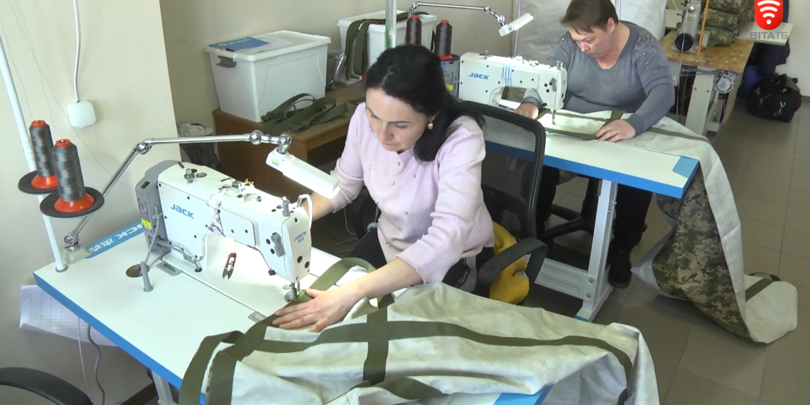 Безкаркасні ноші, які згортаються у невеликий підсумок, виготовляють волонтери у Вінниці