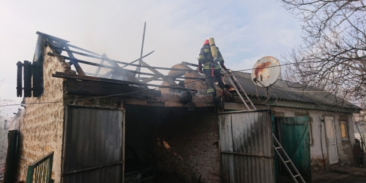 У Вінниці пожежа знищила покрівлю приватного гаража