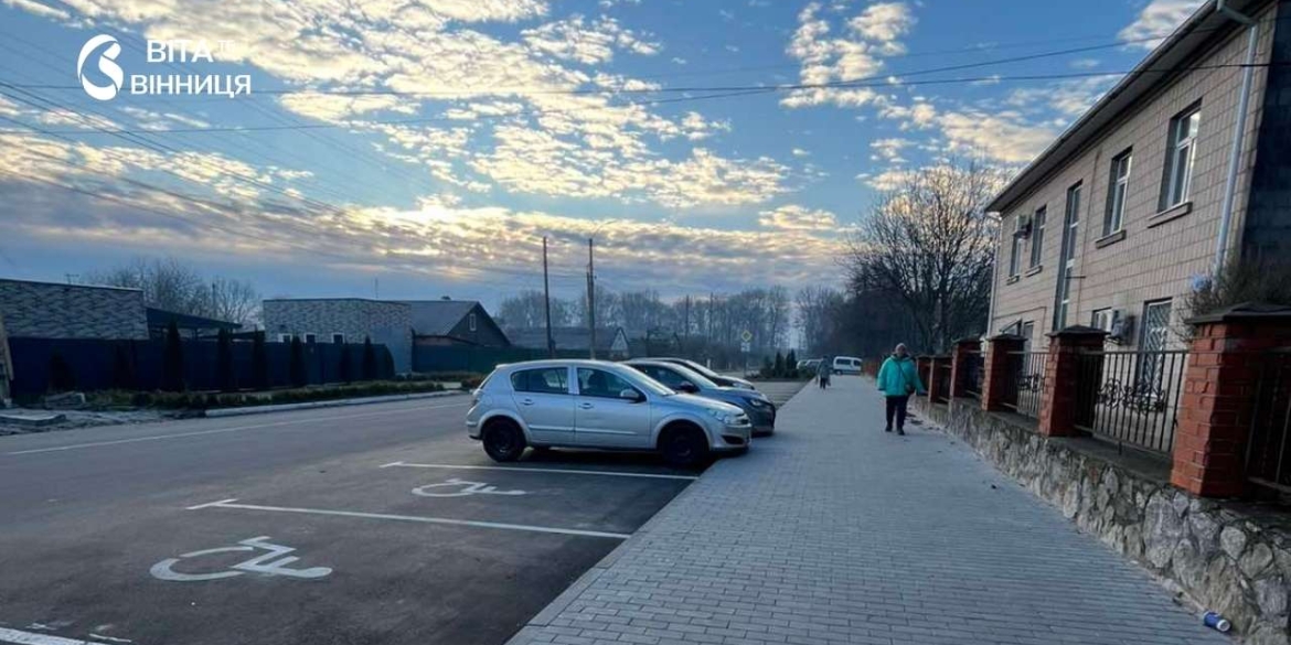 Біля лікарні, ветеранського хабу і навпроти базару де в Калинівці з'явилися нові парковки