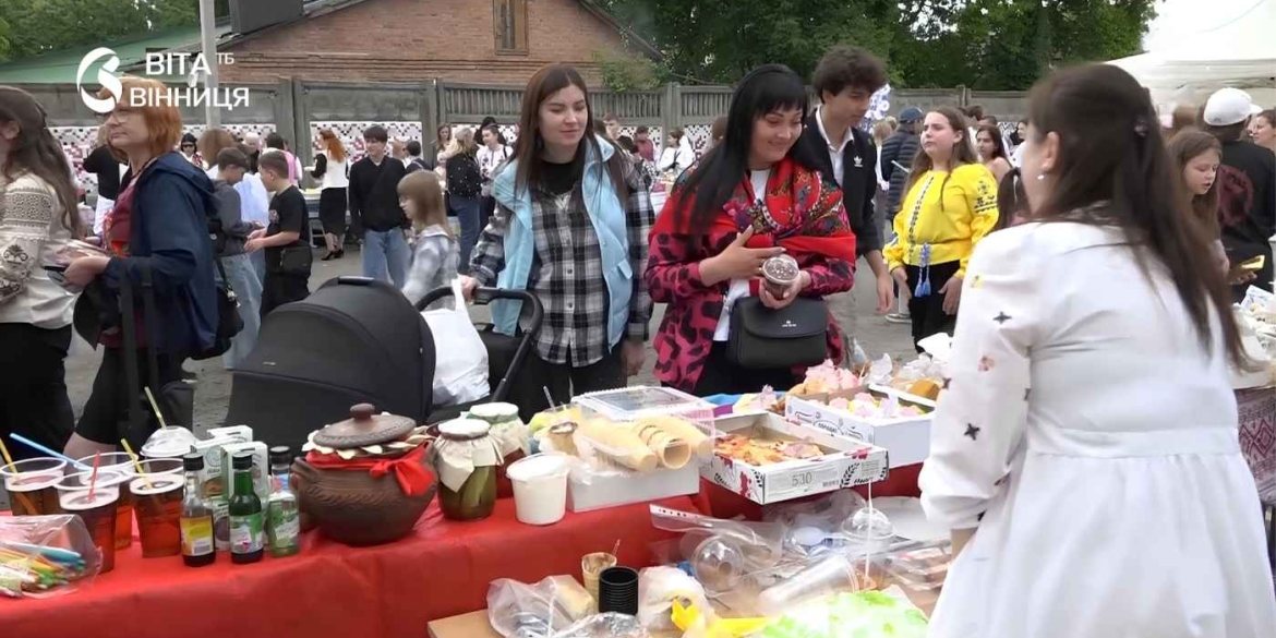 Благодійність та смаколики як у вінницькому ліцеї №8 збирали кошти для українських воїнів