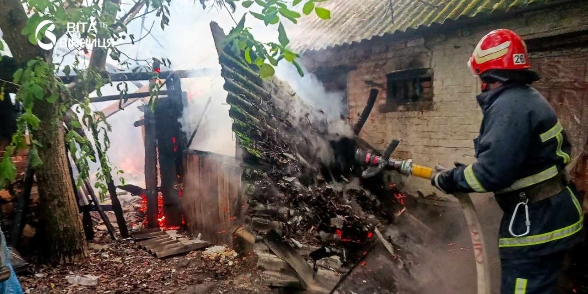Блискавка спричинила дві пожежі на Вінниччині за добу