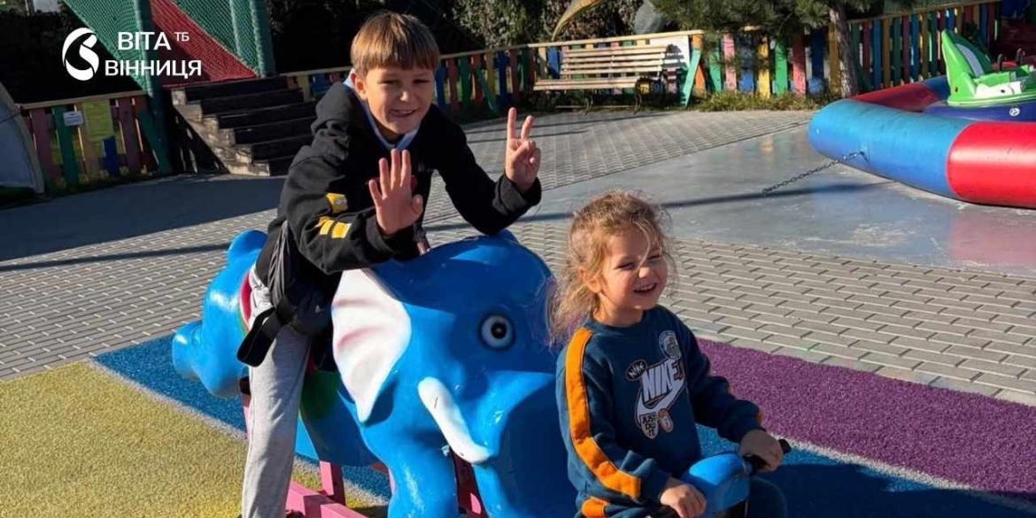 Близько 40 маріупольців разом із дітьми побачили тварин і «динозаврів» у Вінниці