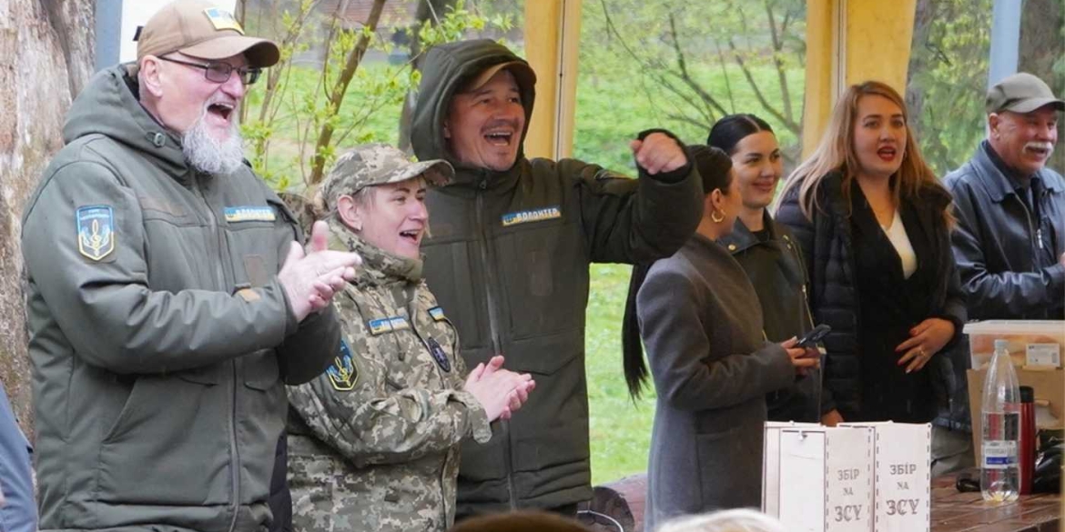 Борщ, рок-н-рол та обійми у Центральному парку Вінниці влаштували душевне свято для волонтерів