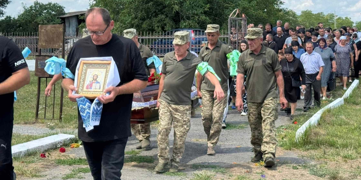 Брацлавська громада прощалась з Героєм, який помер після важких поранень