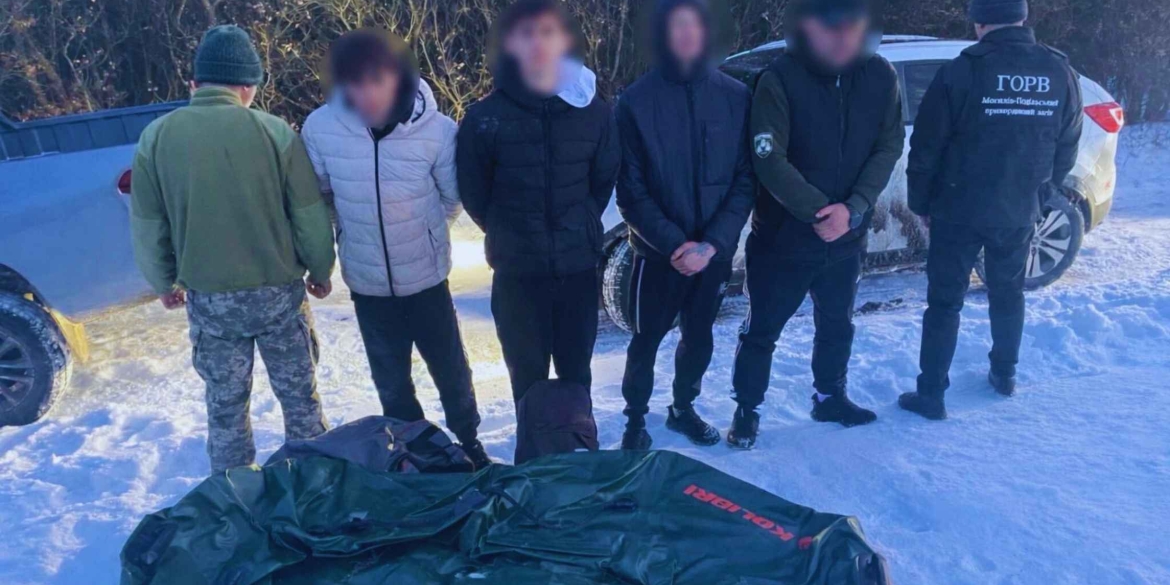 Брати-близнюки планували переплисти кордон на гумовому човні, їх затримали на березі Дністра