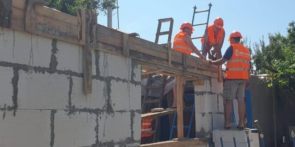 Бригади з Вінниччини вже три тижні відновлюють будинки на Херсонщині