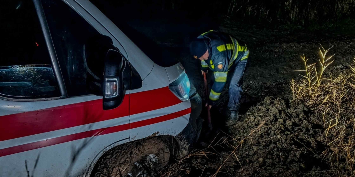 Бригади «швидких» грузнуть на ґрунтових дорогах Вінницької області