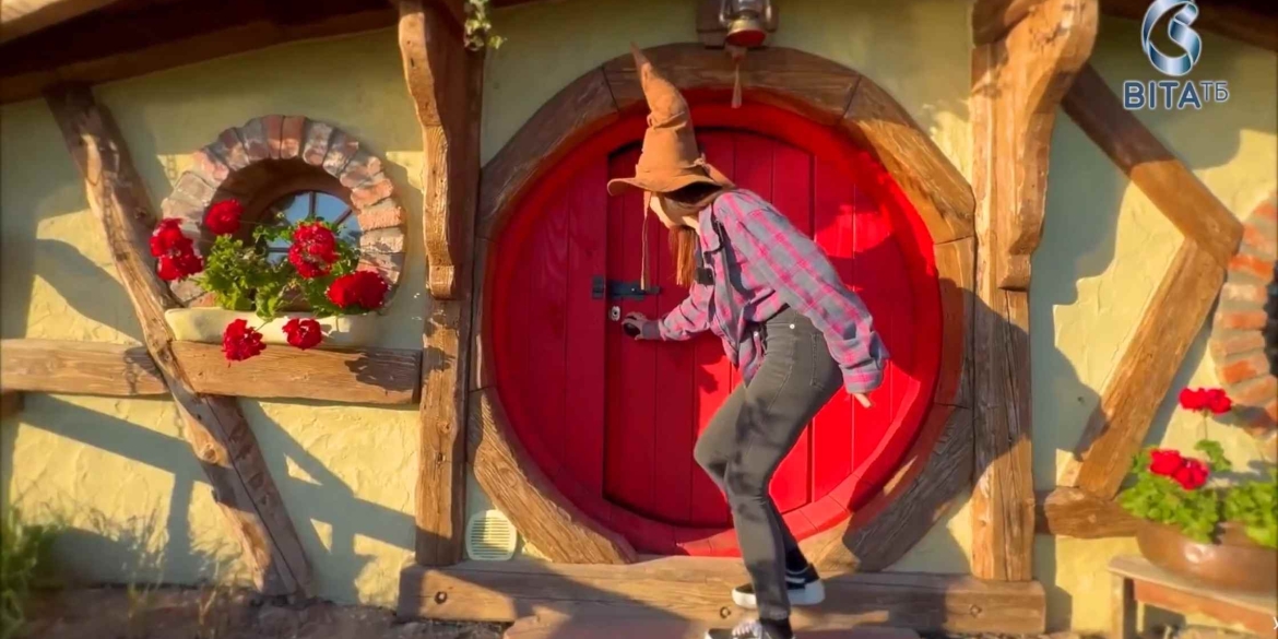 Будинок бджоляра, хоббітські пагорби і дім зі сміття незвичні туристичні локації України Будинок бджоляра, хоббітські пагорби і дім зі сміття незвичні туристичні локації України