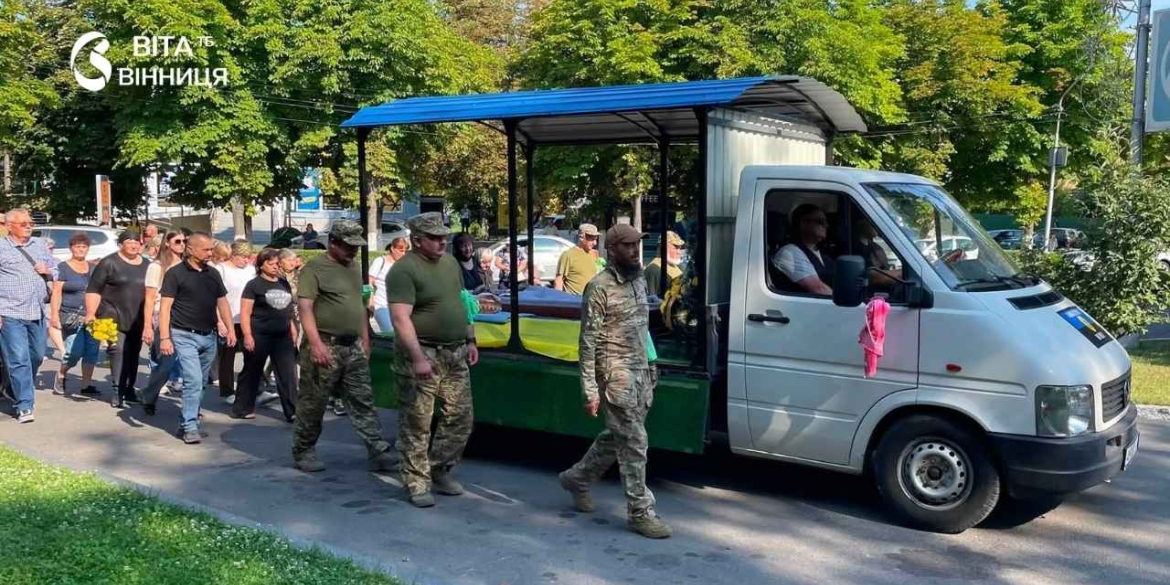 Був тричі поранений на фронті Ладижинська громада попрощалася із захисником Ігорем Кравцем