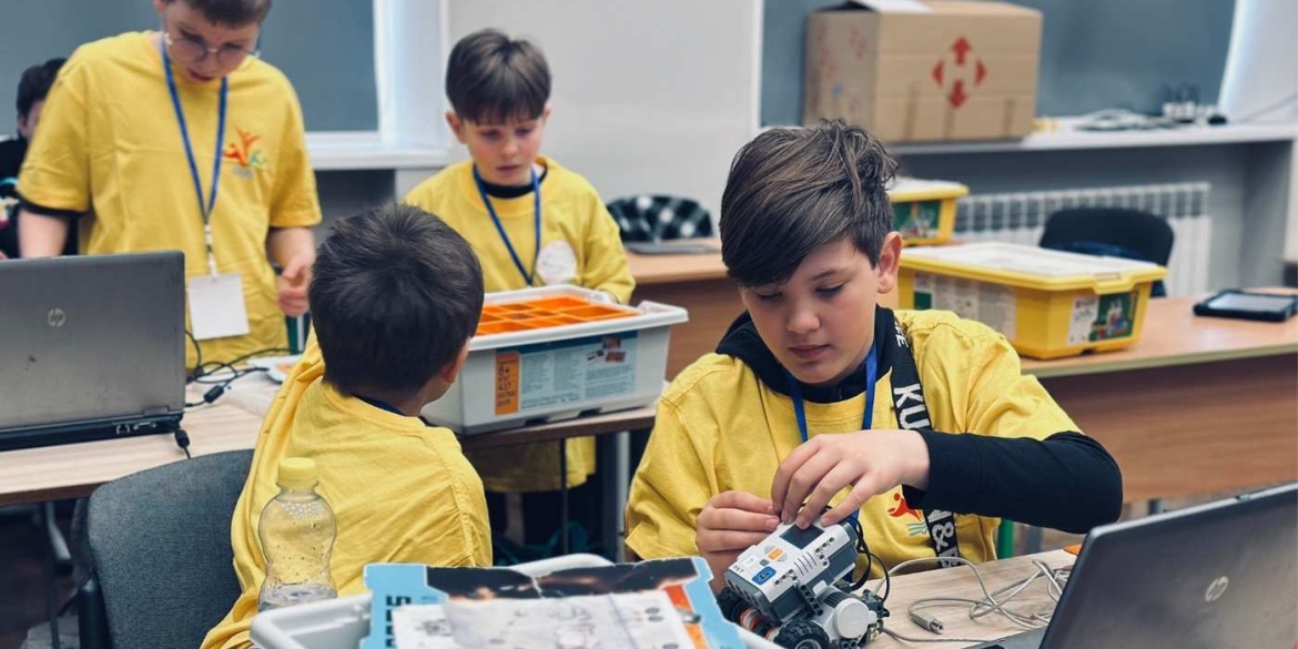 Битви роботів та місто 2050 року що конструювали юні вінничани на Vinnytsia RoboCamp