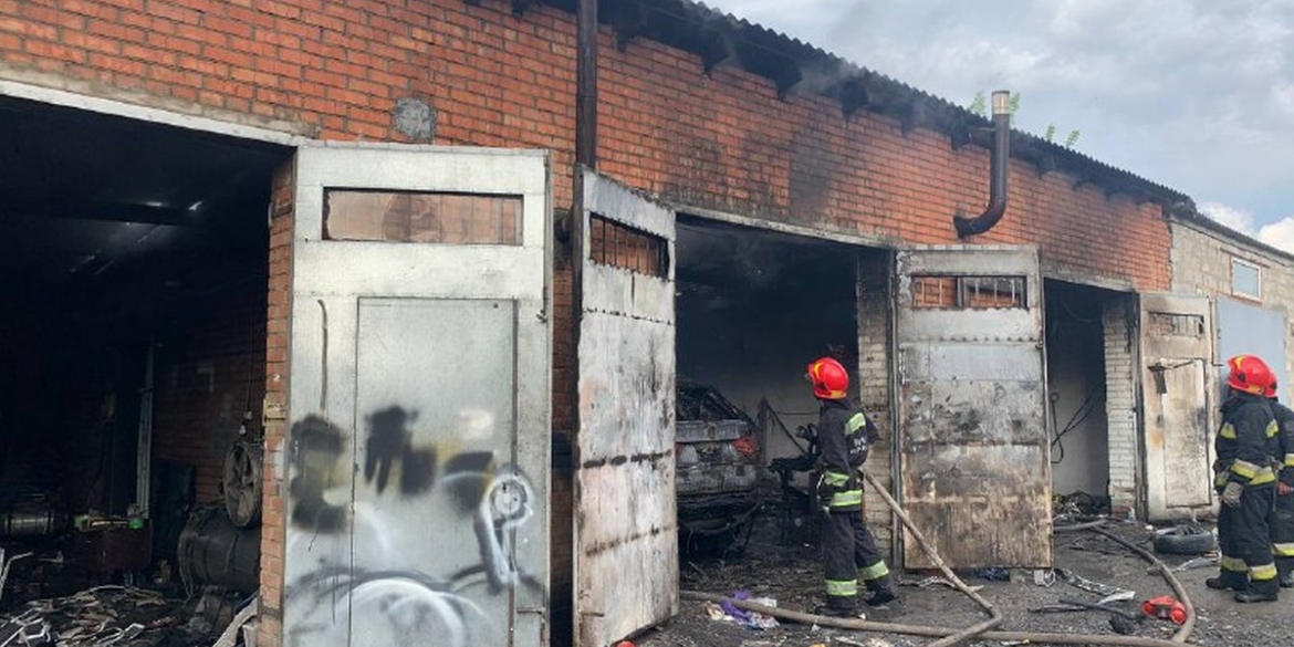 У Вінниці в гаражному кооперативі на Сабарівському шосе під час пожежі згоріли три авто