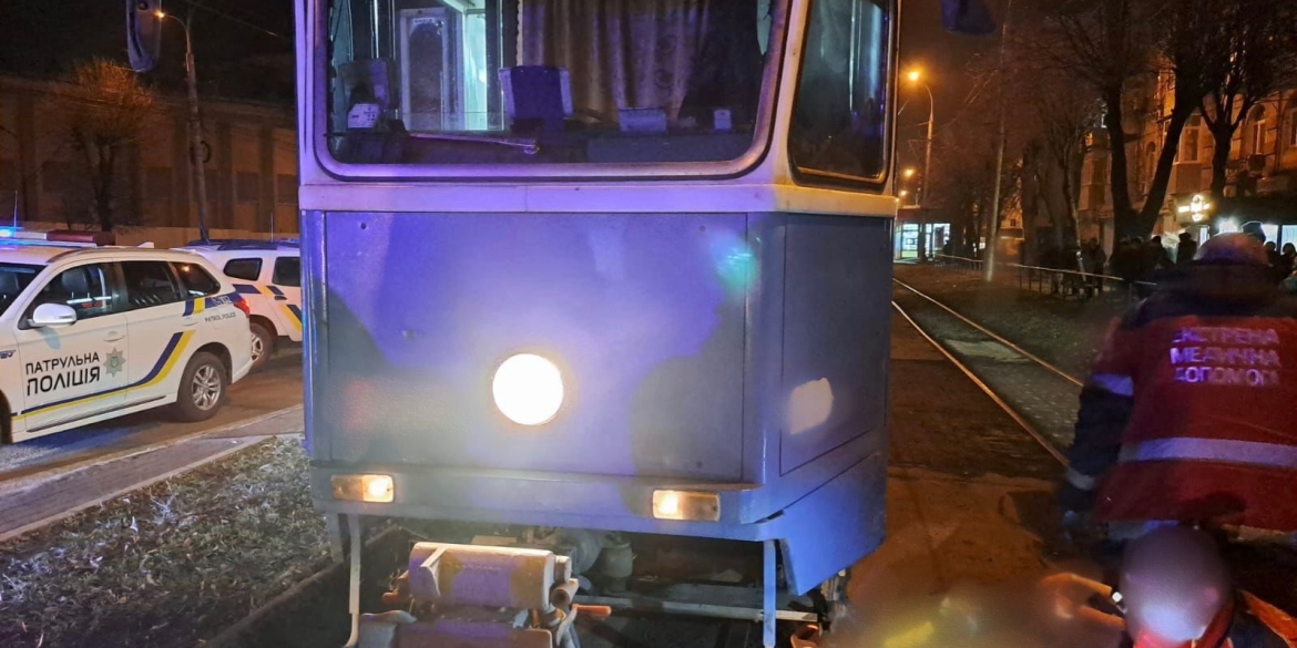 У Вінниці водійка трамвая збила 16-річну дівчину - потерпіла в лікарні