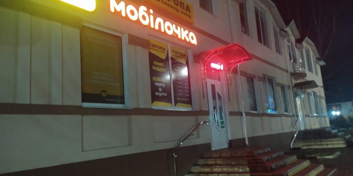 В Крижополі чоловік у масці та з пістолетом напав на магазин мобільного зв’язку