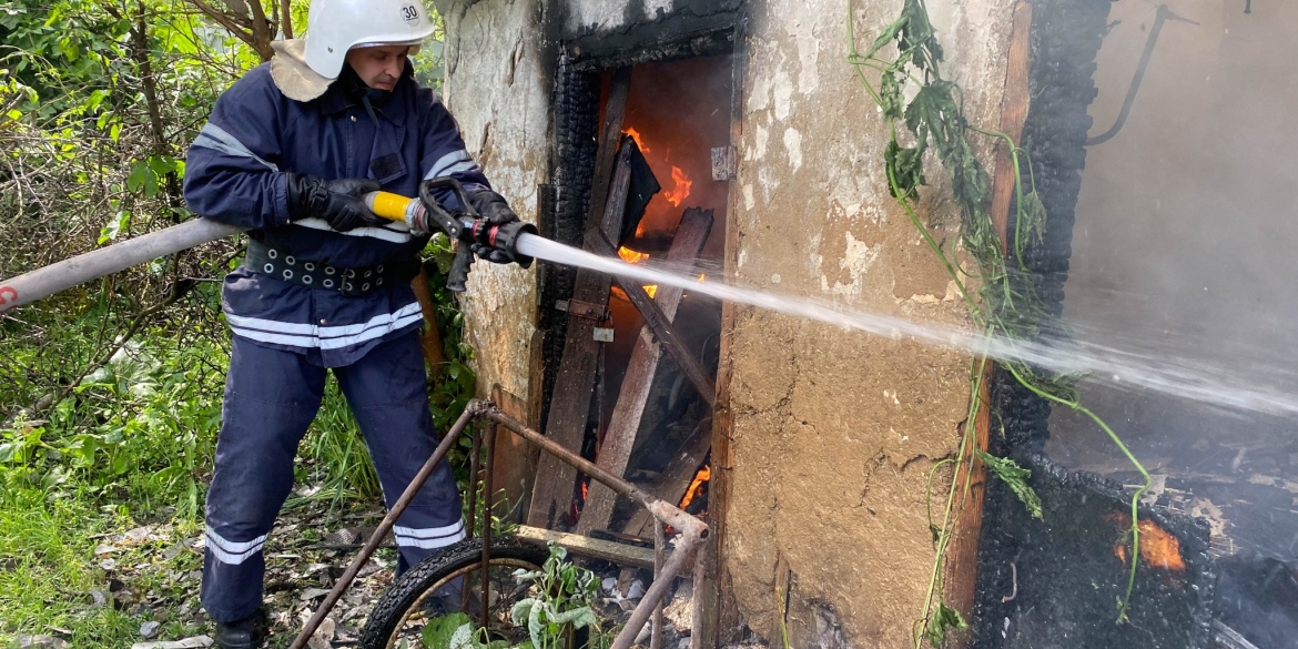 Через необережне поводження з вогнем в Ладижині згоріла будівля