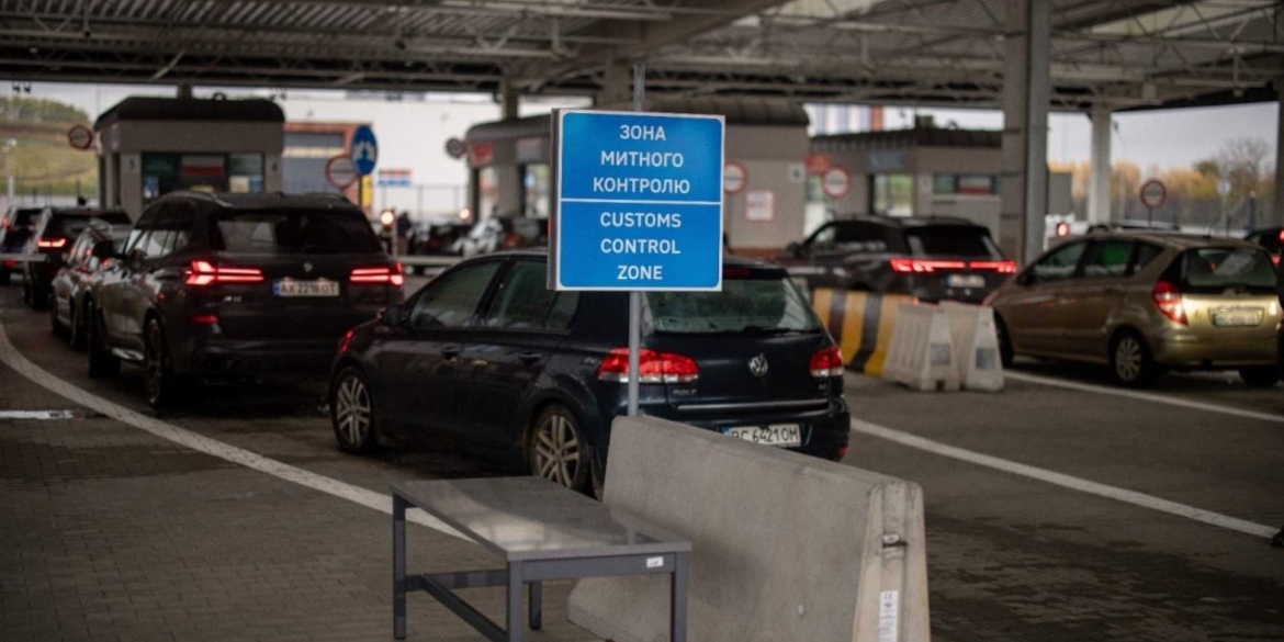 Через технічні роботи на кордоні з Польщею тимчасово сповільнений рух транспорту