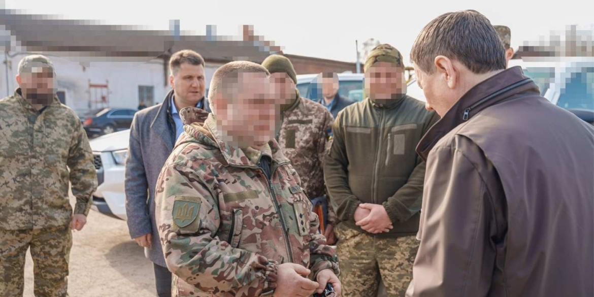 Чергова передача пікапів для чотирьох частин в межах роботи команди гуманітарного штабу