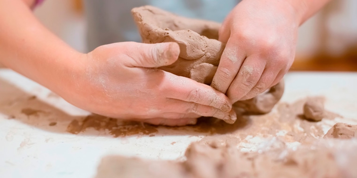 Терапія глиною: у Вінниці для усіх охочих проводять безкоштовні майстер-класи