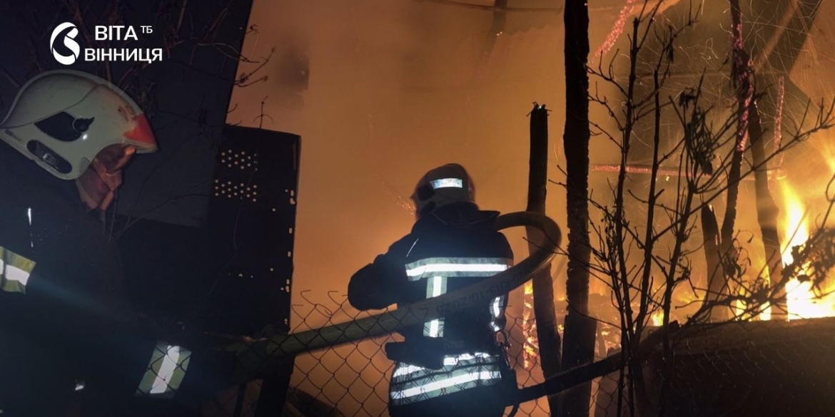 Дах і кімната в полум'ї через несправні печі рятувальники Вінниччини гасили п'ять пожеж