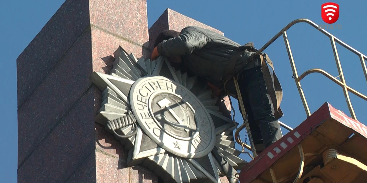 Декомунізація у Тиврові з Меморіалу Слави зняли радянську зірку з серпом та молотом