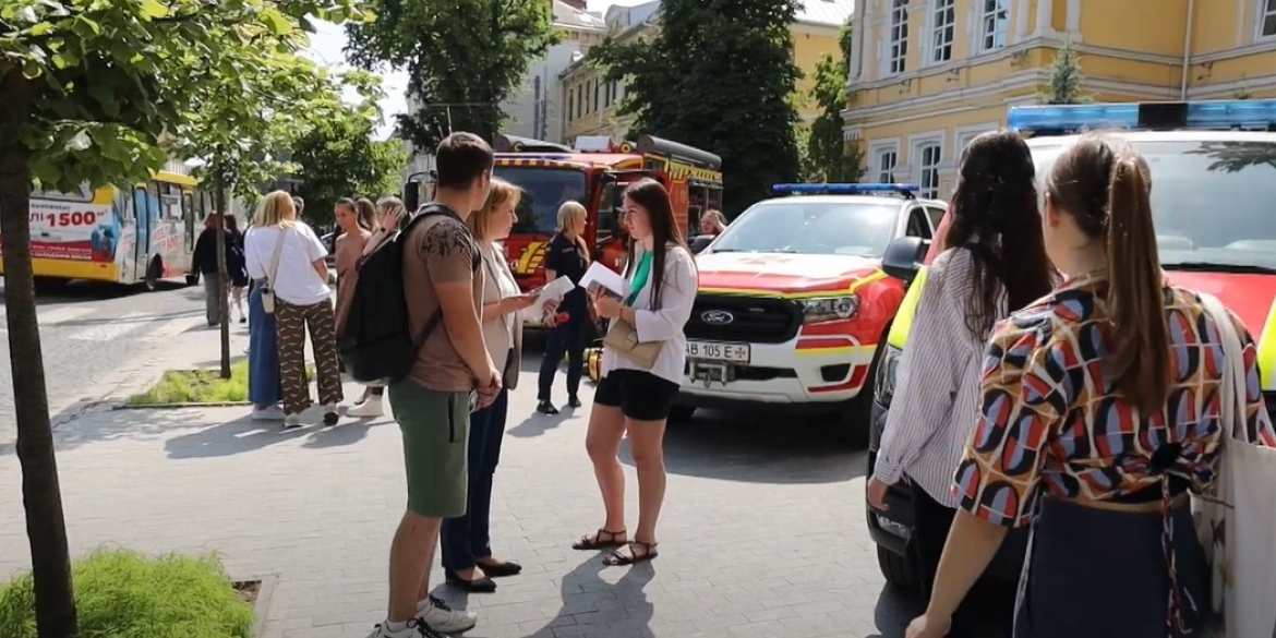 Демонстрація спецтехніки та тренінг з безпеки: рятувальники провели день зі студентами