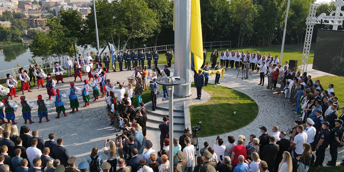  У Вінниці на Замковій горі урочисто підняли найбільший державний прапор в регіоні