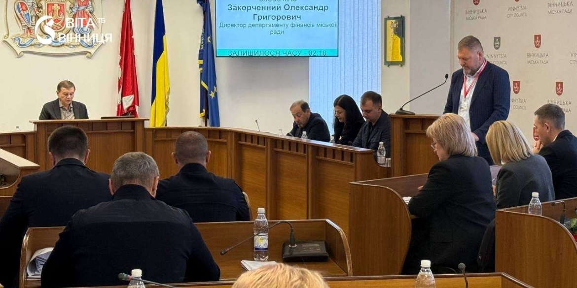 Депутати голосують за рішення на засіданні сесії Вінницької міської ради у сесійній залі
