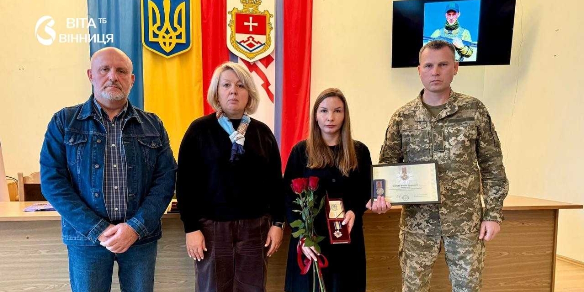Державні нагороди полеглих захисників у коробочках у руках рідних під час вручення в Бершаді