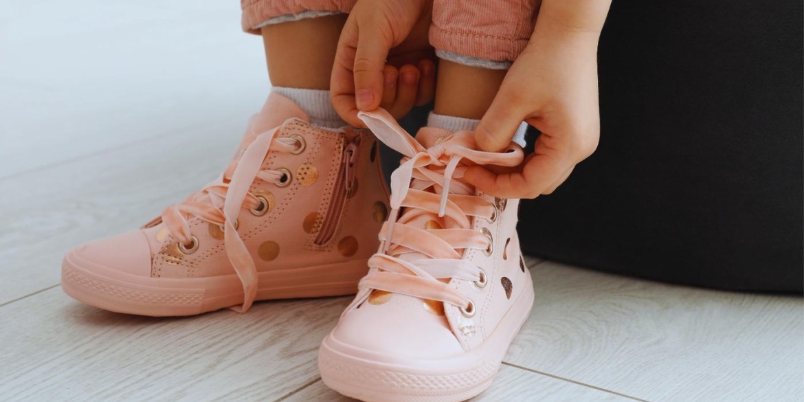 Діти мають право на дитинство дитяче взуття для тих, хто зараз потребує підтримки